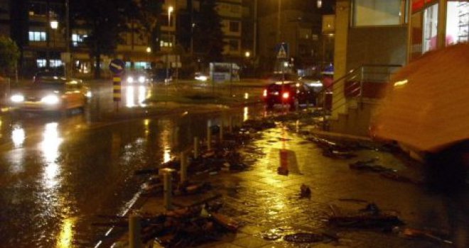 Poplavljena Loznica, klizišta u Malom Zvorniku, Užice, Valjevo, Kruševac i Vrnjačka Banja bez struje...