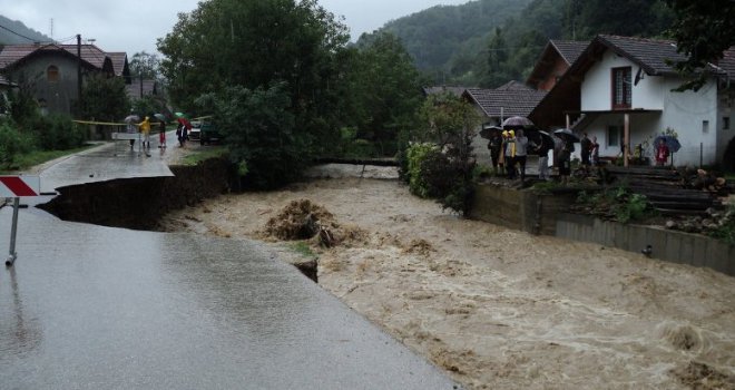 U Brčkom nabujala rijeka odnijela put, kritično u Palanci i Gornjem Rahiću