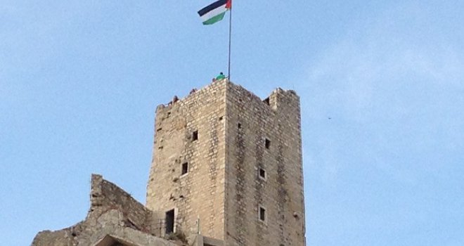 S vrha tvrđave skinuta hrvatska i postavljena palestinska zastava