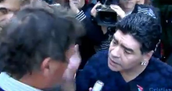 Maradona izgubio živce: Opalio šamar novinaru koji je namignuo njegovoj djevojci!?