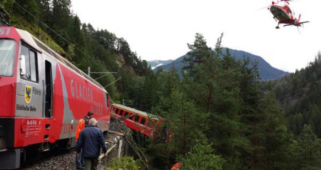 Voz s 200 putnika iskočio iz tračnica, vagoni ostali visiti na rubu provalije
