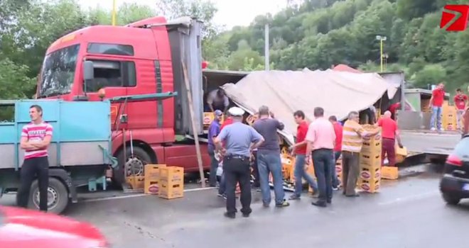 Napile se ulice:  Pivo iz šlepera razlilo se Tuzlom...