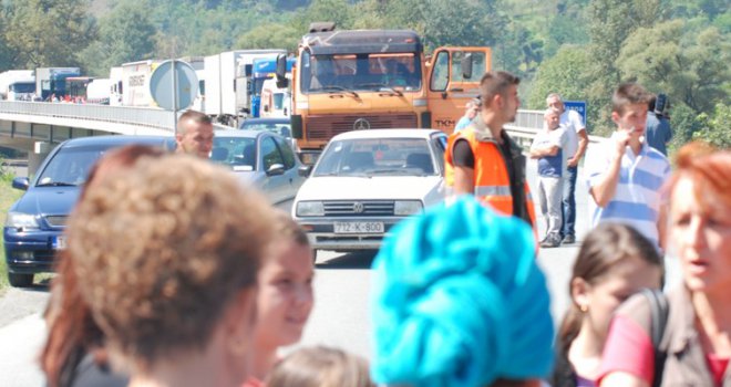 Blokirali put M-17 u Topčić Polju: Nismo previše zahtjevni, ali izdaje nas strpljenje!