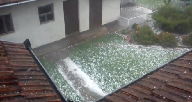 Led veličine oraha: Pogledajte snimak nevjerovatnog nevremena koje je zahvatilo Doboj!