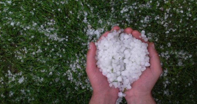 Padala je tuča veličine jabuka: U užasnom nevremenu u BiH jedna osoba poginula