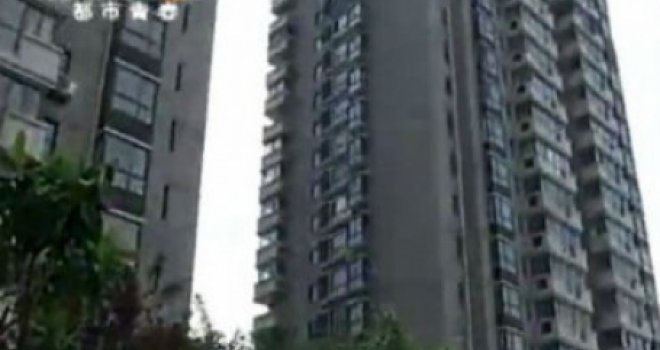 Sa jedanaestog sprata bacili sedam dana starog sina!