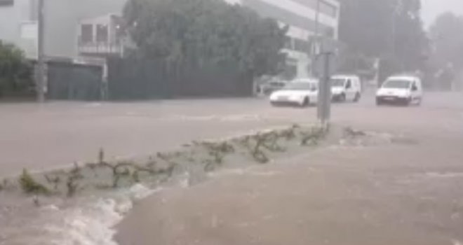 Pljusak potopio i dubrovačke ulice, prolaznici spašavali ženu od vodene bujice