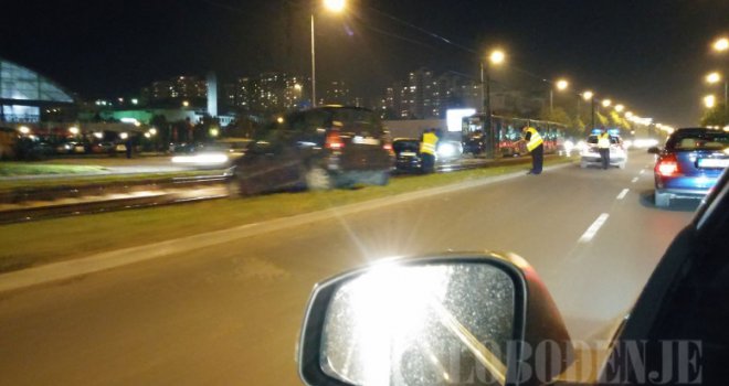 Sudar na Otoci, automobili završili na tramvajskim šinama