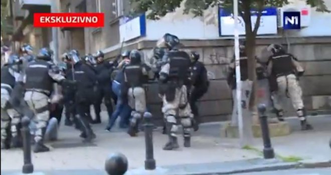 Pogledajte kako policija prebija Vučićevog brata!