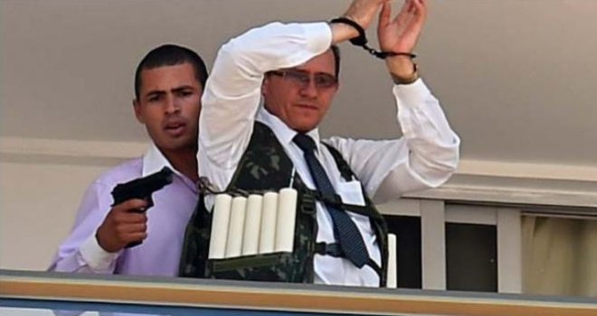 Talačka drama: Poludjeli političar muškarca opasao eksplozivom pa s balkona prijetio da će ga raznijeti