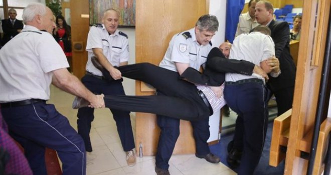 Sedmosatna drama: Vijećnik uhapšen jer nije htio sići s govornice