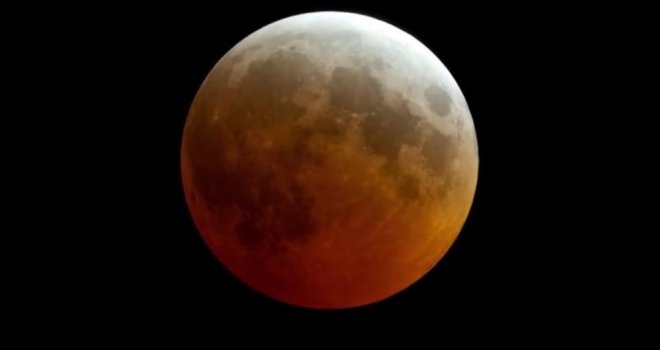 Nastaje potpuna pomrčina Mjeseca: Poprima crveno-smeđu boju, nikada ne pada potpuni mrak...