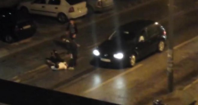 Dva mladića brutalno premlatila starijeg muškarca u Mostaru: Šutali ga nogama, prolaznici ga zaobilazili!