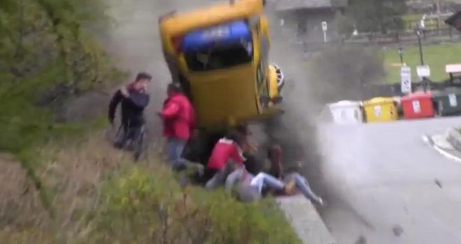 Zastrašujući prizor: Tokom trke automobilom pokosio grupu gledalaca