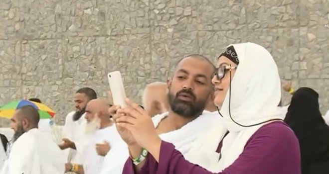 Allah sve vidi, ali neki ne mogu da odole: Kako je selfie postao hit i na hadžu?!