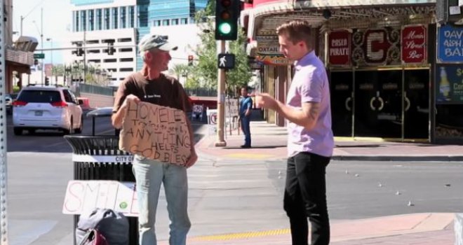 Potrgao beskućniku natpis za pomoć, a ono što je poslije uslijedilo će vas zapanjiti