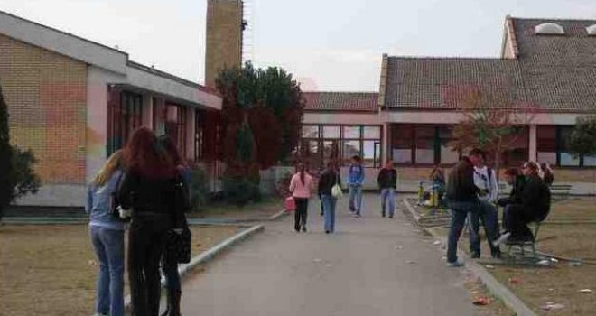 U školi izbila tuča učenika i roditelja zbog utakmice Srbije-Albanija, više povrijeđenih!
