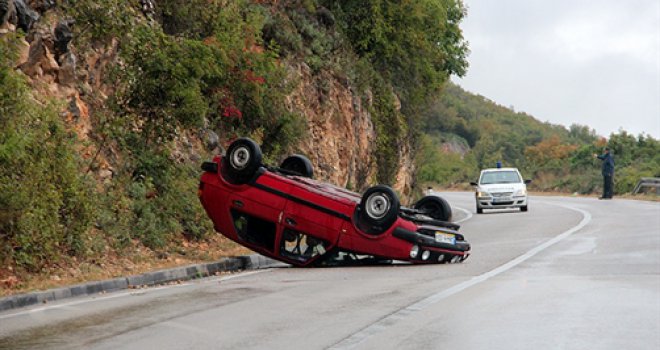 Sokolac: Vozačica izgubila kontrolu nad automobilom, sletjela s ceste i prevrnula se na krov