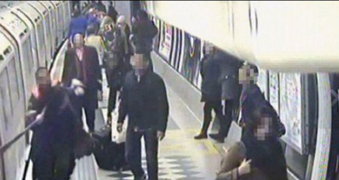 Drama na stanici metroa: Šal joj zapeo, a voz je krenuo!