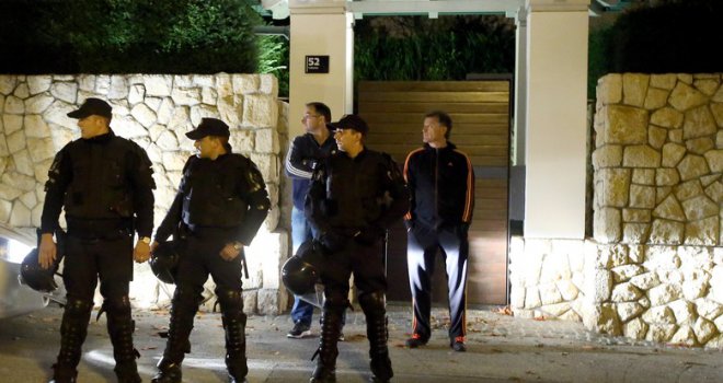 Navijači Dinama okupirali kuću predsjednika kluba Zdravka Mamića, spašavala ga policija