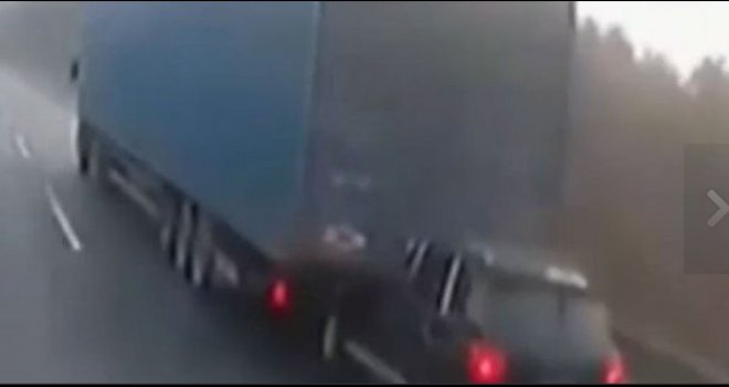 Zabio se autom u kamion i ovaj ga je vukao 10 kilometara. No, najnevjerovatnije je bilo ono što je polcija pronašla u njemu