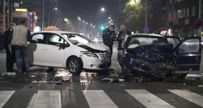 Tri osobe povrijeđene u sudaru dva automobila na Grbavici