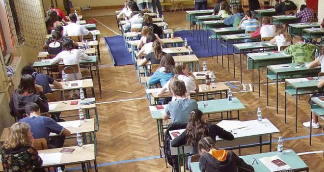Zaustavili saobraćaj i slijetanje aviona dok djeca polažu prijemni ispit