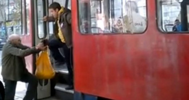 Brutalno išutao starca u tramvaju: 'Putnik je tražio da ga izbacim, jer je smrdio'