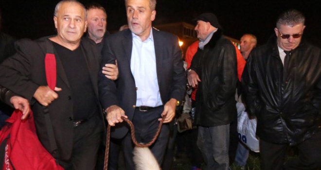Zagrebački gradonačelnik Milan Bandić izašao iz zatvora, dočakala ga supruga sa psom