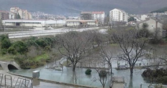 Grom ubio tri krave i zapalio štalu, voda poplavila podrume i puteve, gradski vodovod zagađen...