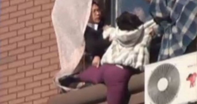 Žena skače s desetog sprata, muž je hvata za ruku u posljednjem trenutku