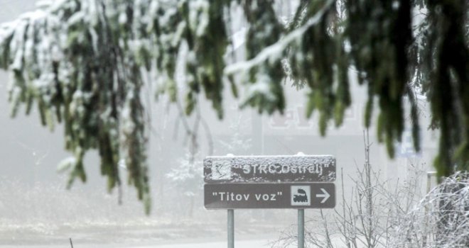 Ledena kiša na cestama, zbog vjetra i snježnih nanosa zatvoren regionalni put