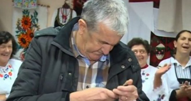 Novinaru je zazvonio telefon u nezgodnom trenutku, a njegova reakcija je nasmijala region