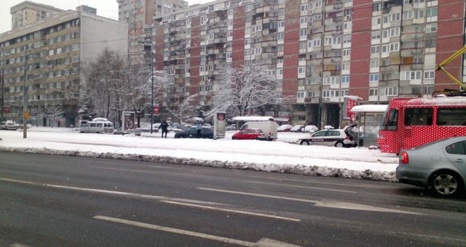 Automobil se zapalio u vožnji u ulici Zmaja od Bosne