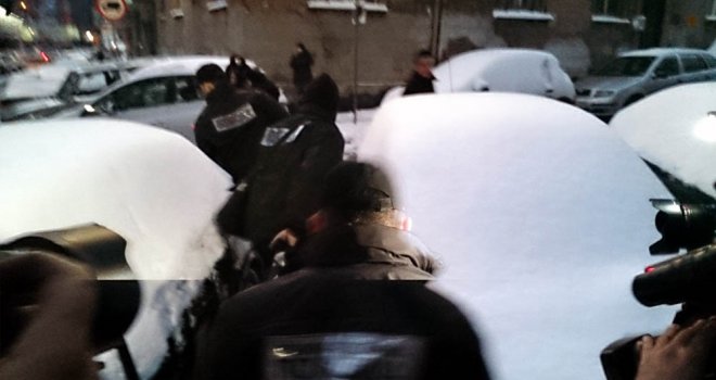 Pogledajte kako policajac MUP-a RS udara fotoreportera Klixa