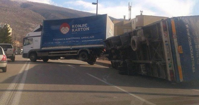 U Mostaru jaka bura: Vjetar čupa drveće, prevrnula se prikolica