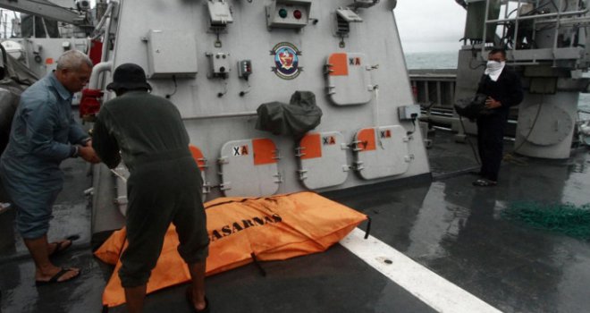 Otkriven signal crne kutije aviona AirAsia, pronađen još jedan dio aviona sa tijelima putnika