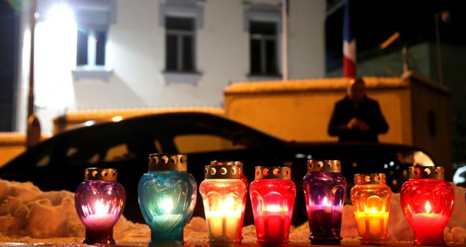 Građani Sarajeva u znak solidarnosti pale svijeće ispred francuske ambasade