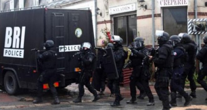 Braća Kouachi se kriju u šumi većoj od Pariza: Radnika benzinske pumpe uzeli za taoca?