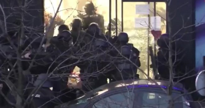 Dramatični snimak: Policija upada u supermarket u Parizu i rješava stvar
