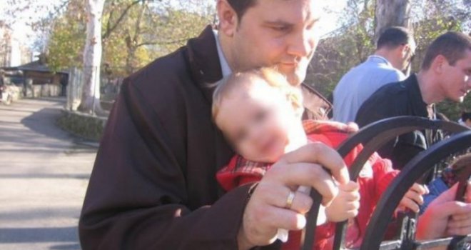 Bacio sam bebu kroz prozor, jer mi religija ne dozvoljava da imam troje djece!