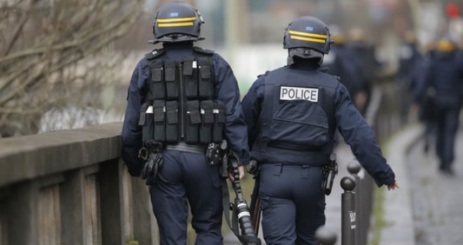 Povrijeđena policajka ispred predsjedničke palate