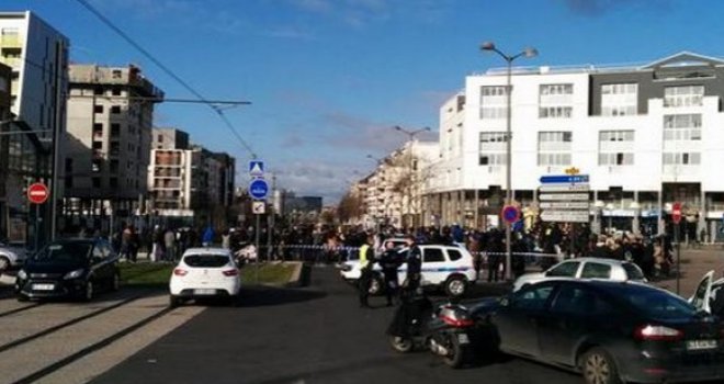 Naoružan kalašnjikovim drži dva taoca u pošti u predgrađu Pariza