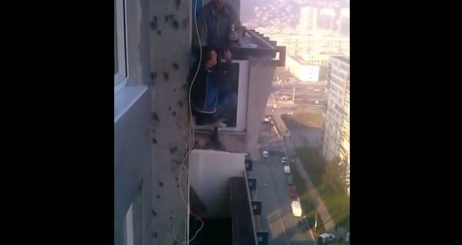Radnik u Sarajevu visio sa vanjske strane balkona na neboderu, dok ga je kolega držao za kapuljaču!?