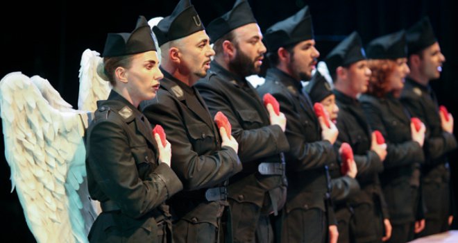 Incident u teatru: Frljić gledateljici oduzeo fotoaparat, izbrisao snimke pa pozvao policiju