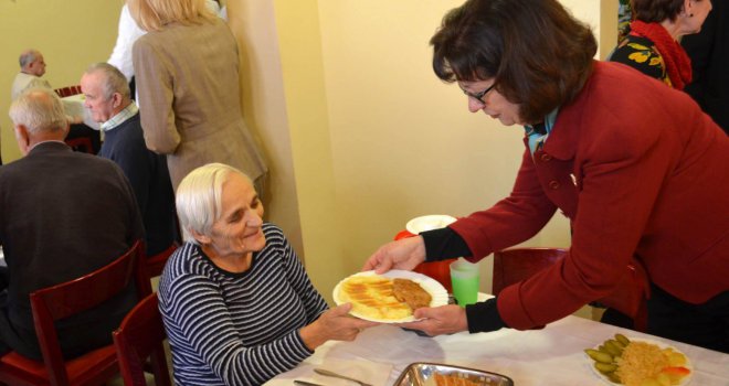 Američka ambasadorica s kćerkom Margaret dijelila hranu u Domu za starija lica