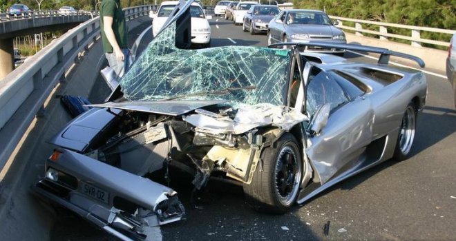 Preživjeli 'auto-let' od preko 300 kilometara na sat, automobil smrskan