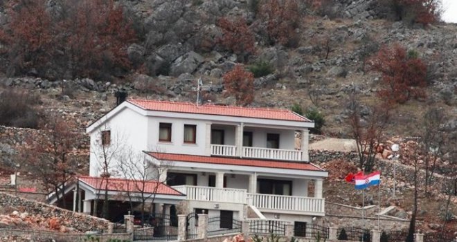 Glavaš je u kući podno brda koju 'krasi' ratna ikonografija, državni grb, puške i križevi...