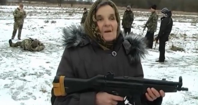 Čuvajte se bake 'Osvetnice': Ima petero unučadi, ali ne ispušta pušku iz ruku i brani svoju zemlju!