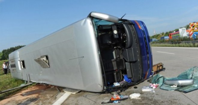 Autobus sletio s ceste, 13 osoba povrijeđeno